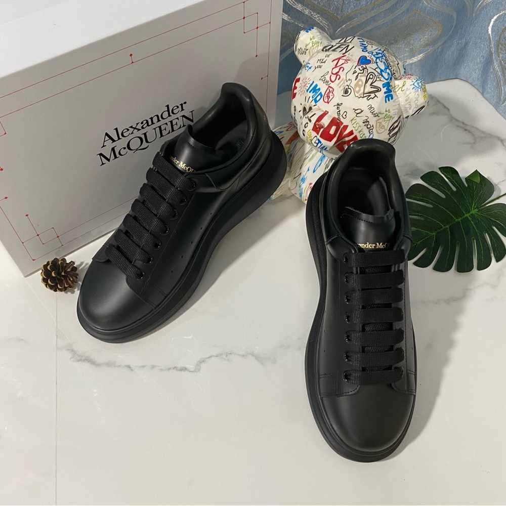 Alexander McQueen Men's Black Lace-Up Sneakers🌸🌸🌸